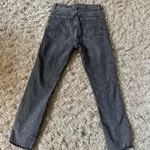 Jeans från zara i storlek 36. Inga defekter.