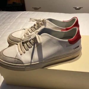 Axel arigatos  - Hej säljer nu dessa arigatos då jag inte alls använder de längre. Det är storlek 42 och är i okej skick( inga repor eller liknande enbart smutsiga). Allt og finns kvar. Pris kan diskuteras vid snabb och enkel affär.