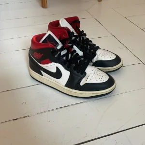 Äkta Jordan sneakers röda - Jag säljer ett par äkta Jordan för de har blivit försmå. Det är röda i stolek 37,5. Andvända men i fint skick✨