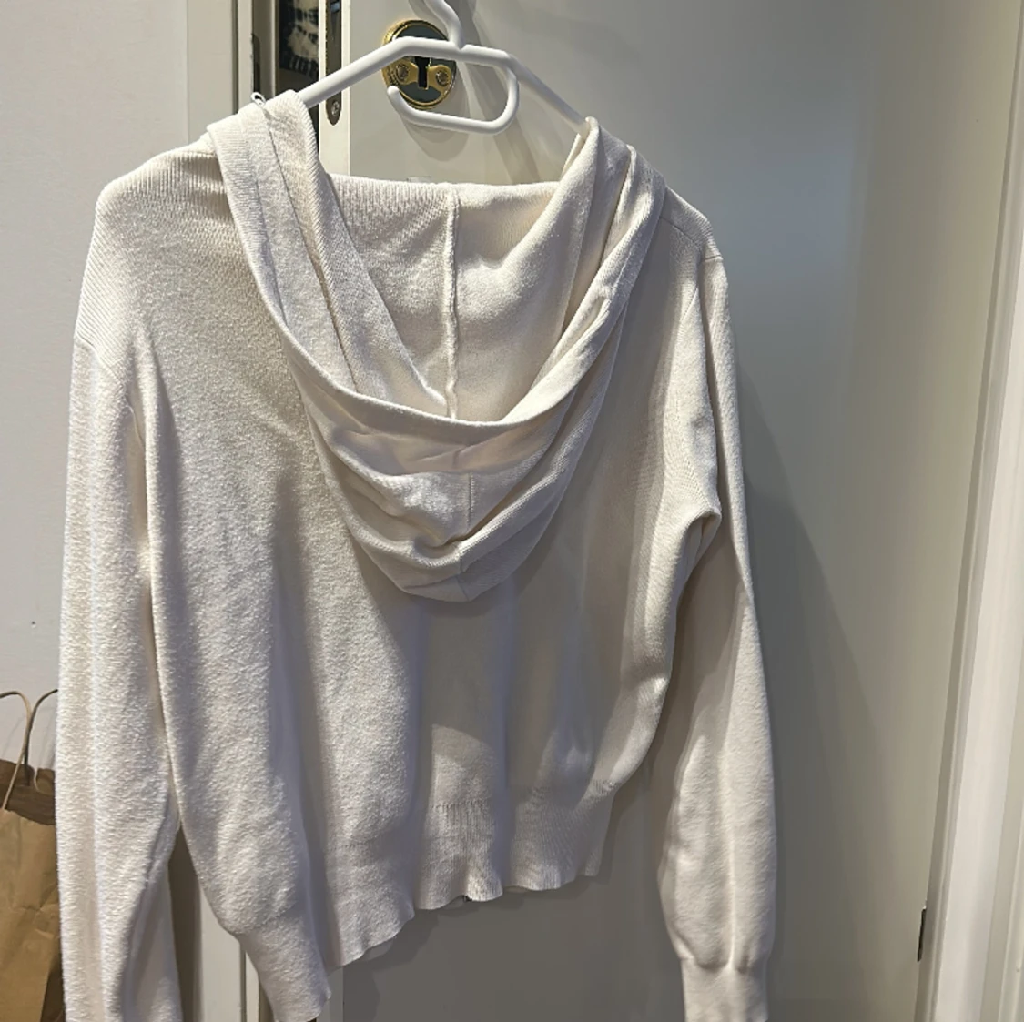 Vit tröja med luva  - 90