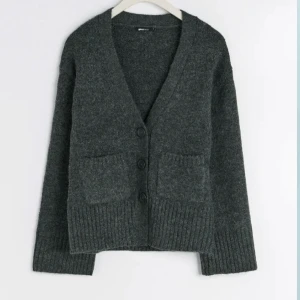 Gina tricot Kofta - Säljer denna fina kofta från Gina, knappt använd så i fint skick!