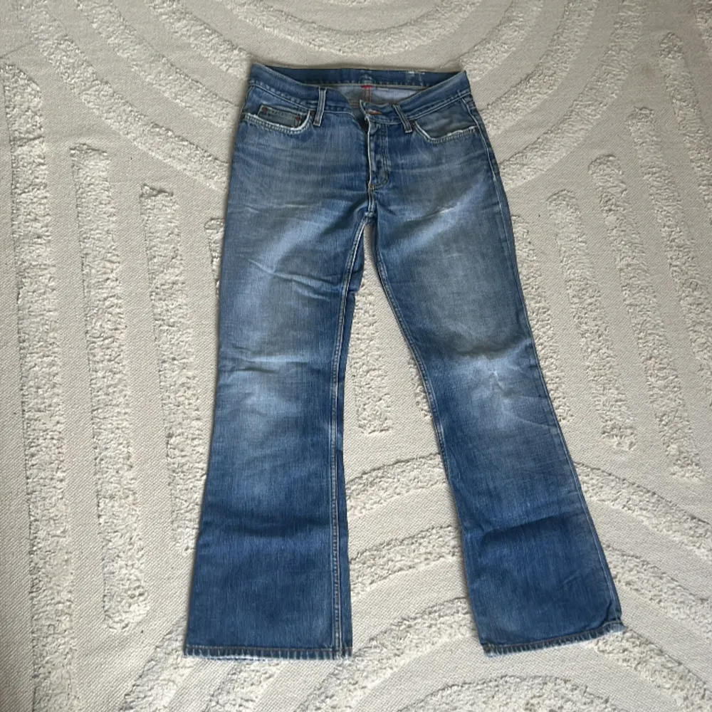 Slitna ljusblå jeans köpt secondhand! Passar mig som annars har storlek 36. Jeans & Byxor.