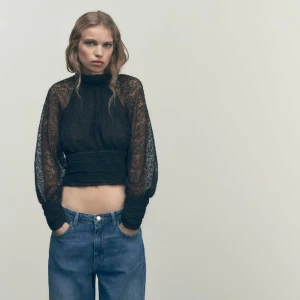 Svart topp  - Super fin svart topp/blus i spets från zara! Helt ny med prislapp