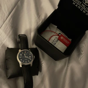 Swiss military hanowa  - Helt ny swiss military klocka som jag ej vill ha längre. Nypris: 2200 kr Pris kan diskuteras.