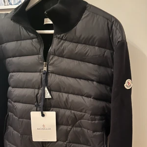 Moncler cardigan  - Säljer min otroligt snygga Moncler cardigan, Passar mig som är 183 perfekt med lite utrymme kvar men skulle även passa någon som har en mindre storlek 😊 