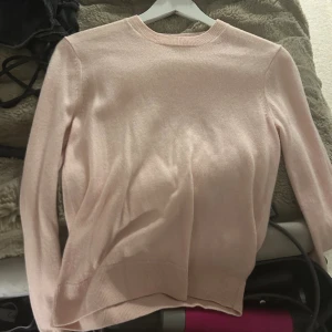 Kashmir tröja - Jätte fin stickad Kashmir tröja från uniqlo! Aldrig använd, därför inga tecken på slitage alls! Nypris ca 1200 kr. 