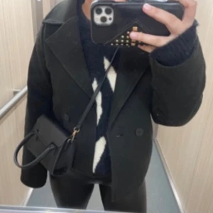 Kappa - Säljer min söta svarta kappa💞den är ganska liten i storleken och tunn i modellen! Köpt på Plick (tidigare ägarens bild)