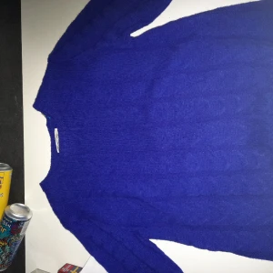 Blå sweather - Helt ny, aldrig använd