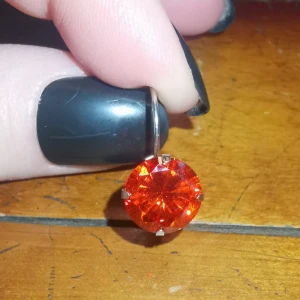 Ljusröda enkla bling örhängen  - Stainless steal örhängen med röd glaskristall, nya och oanvända. Väger lite och skonat öronsnibbarna. 