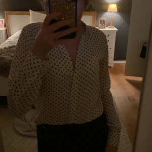 Prickig blus - En vit och svart prickig blus ifrån hm🫶🏼helt oanvänd,  jättebra skick🤍 den går att styla på olika sätt då man kan välja hur många knappar som ska va stängda🖤