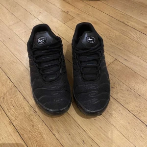 Nike tns - Säljer ett par Nike tns som är använda några gånger och säljer pga använder aldrig, dm vid intresse 