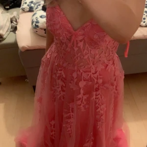 Balklänning - Helt ny och oanvänd balklänning. Köpte på Zapaka för 1600kr. Pga för stor storlek måste jag sälja den vidare. Kan inte returnera varan då lappar m.m är borttaget. Storlek XS/S.