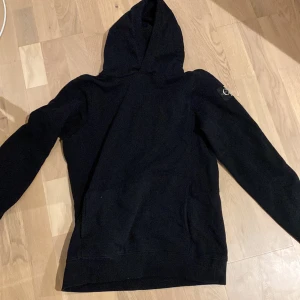 Encalvin Klein hoodie storlek 16 - En Calvin Klein hoodie storlek 16 med tryck på armen