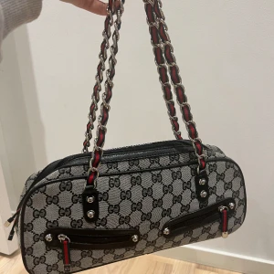 Gucci Väska  - Mycket bra skick , aldrig använd. ÄKTA FINNS ÄKTHETSBEVIS 