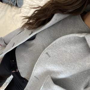 Säljer denna fina gråa kappan, är i super fint skick men har använts ett par gånger❤️❤️❤️