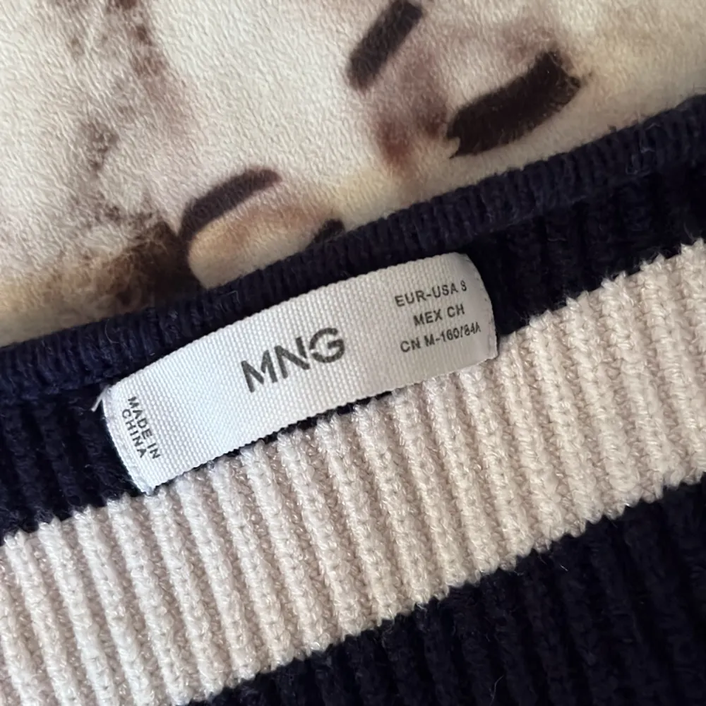 Fin randig tröja ifrån Mango, urringad och inga defekter, säljer då den inte kommer till användning, hör av diig vid frågor/intresse💗frakt tillkommer . Tröjor & Koftor.