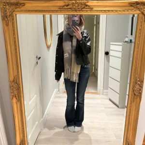 Skinnjacka  - Superfin skinnjacka från Carin Wester. Perfekt nu till hösten! Nypris 700 kr