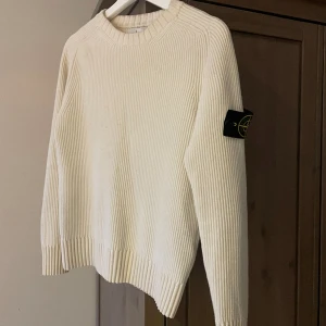 Stone island stickad sweatshirt - Säljer min stickade sweatshirt från Stone Island i fint skick. 🌟  Storlek M men sitter mindre. Enligt mig sitter den som S/XS!  Nypris på denna är 4000+ 