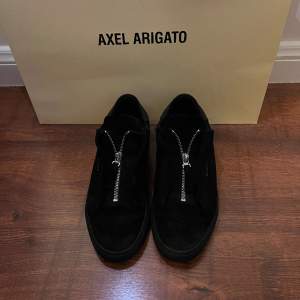 Säljer dessa snygga å stilrena Arigato skor. Skorna är köpta på arigatos affär i Gbg. Skicket 9/10 Ingen låda medföljer men dust bag och påse. Hör av er vid funderingar!