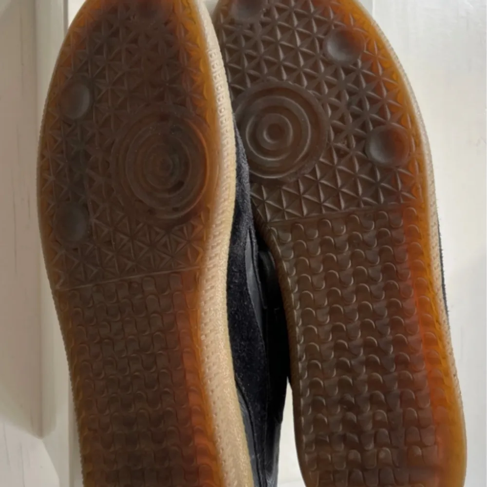 Säljer dessa sjukt sällsynta maison margiela skorna då dom inte längre kommer till användning. Är i använt skick, låda och dustbag medföljer. Skor.