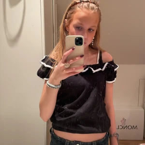 Svart vit topp  - Jättefin svart tröja med vita små detaljer,jätte fin till sommaren 💓 storlek är M jätte bra skick och har inte använt så många gånger 