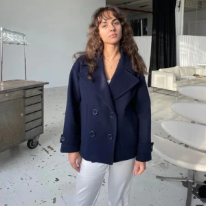 Design by si - Kappa från design by si. Har några defekter därav lågt pris (bilder kommer!). :En knapp på armen har lossnat, nopprig, även en del av innertyget är spräckt (syns inte då det är på innersidan).💘💘