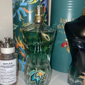 Jean Paul Gaultier paradise garden - Limiterad som satan. En extremt sexig och god doft som funkar till sommaren och våren  75ml flaska med kanske 70ml kvar