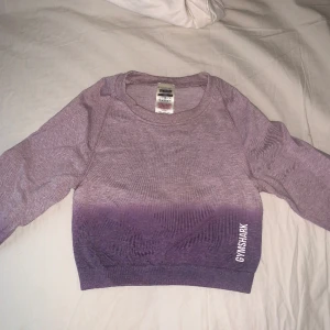 Säljer gymshark topp+ tights på köpet - Säljer en gymshark topp ombre i strl xs i fint skick. Skickar även med matchande tights i samma strl men som tyvärr fått ett litet hål i sömmen ibak (se bild) men går säkert laga för den som vill och kan. Hör av er vid fler bilder/intresse💞