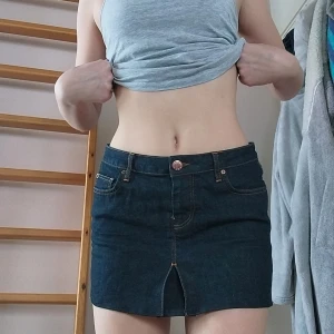 Jeanskjol - Köpte second hand i sommras men har inte kommit till användning. Passar mig som har strl S bra men den är väldigt stretchig🩷 