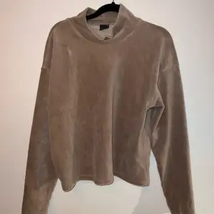En beige/brun ribbad halvpolo tröja från Gina Tricot♥️ Storlek: S ♥️♥️♥️