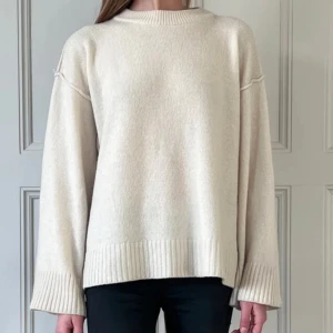 Kashmir tröja - Säljer denna JÄTTE fina Kashmir tröjan som är gjord i 100% återvunnen Kashmir.  Ärmarna är lite utsvängda och har en synlig söm runt axlarna. Kontakta vid frågor.🥰