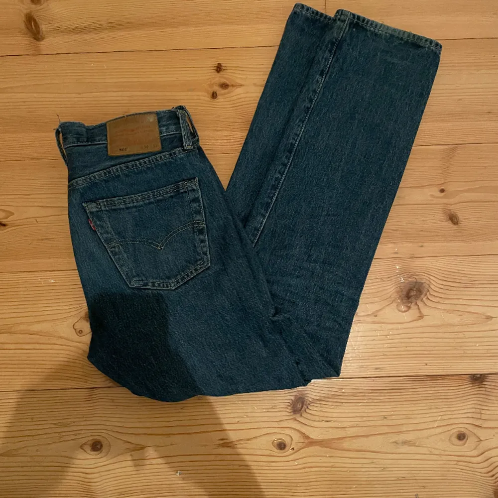 Säljer dessa Levis jeans med modellen 501 och storlek (30W/32L) Modellen på bilden är 180 Skriv för fler funderingar!. Jeans & Byxor.