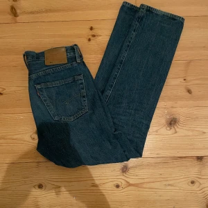 Levis jeans - Säljer dessa Levis jeans med modellen 501 och storlek (30W/32L) Modellen på bilden är 180 Skriv för fler funderingar!
