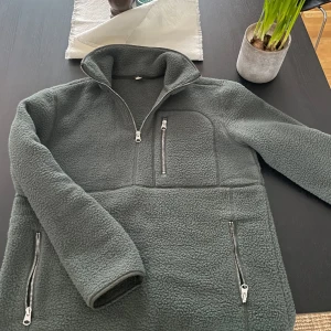 Fleece zip-tröja - Fleece halfzip från arket. Aldrig använd, storlek S men passar större. Nypris runt 1000kr, säljer för 399kr.