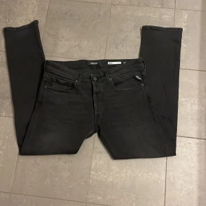 Replay jeans  - Replay jeans | Modell Grover | Storlek 31w32L | Skick 10/10 aldrig använda | Nypris ca 1500 | Hör gärna av dig vid frågor och funderingar. Kan släppas billigare vid snabb affär.