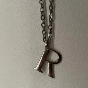 R halsband  - Okänt märke, köp nu eller 18kr frimärke 🩶