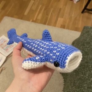 Virkad Valhaj  - Säljer virkade valhajar! Gör endast de stora modellen (blåa) men går att få i fler färger :) Säljer lite dyrt då dom var fett jobbiga att göra lmao 😫😫
