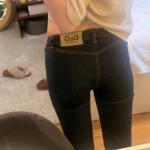Bootcut jeans - Så snygga jeans från Dolce & Gabbana. Jag är 173 cm. Innerbenslängd: 84 cm. Migjemått: 35 plus stretch⭐️