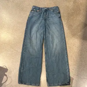 Säljer dessa helt nya WEEKDAY jeans då de inte passa i längden på mig som är 174! Innerbensmåttet är 80 cm och midjemåttet är 70 cm. Sjukt snygga!