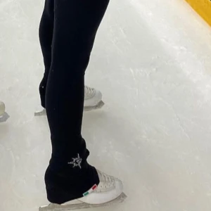 Karisma pantacollant  - Använda 1 säsong! Storlek AM men jag har storlek S i vanliga fall! Hund finns i hemmet! Såklart är dom lite noppriga men ingen man tänker på! Alla kristaller är kvar! Köpta på tinas för 1050kr