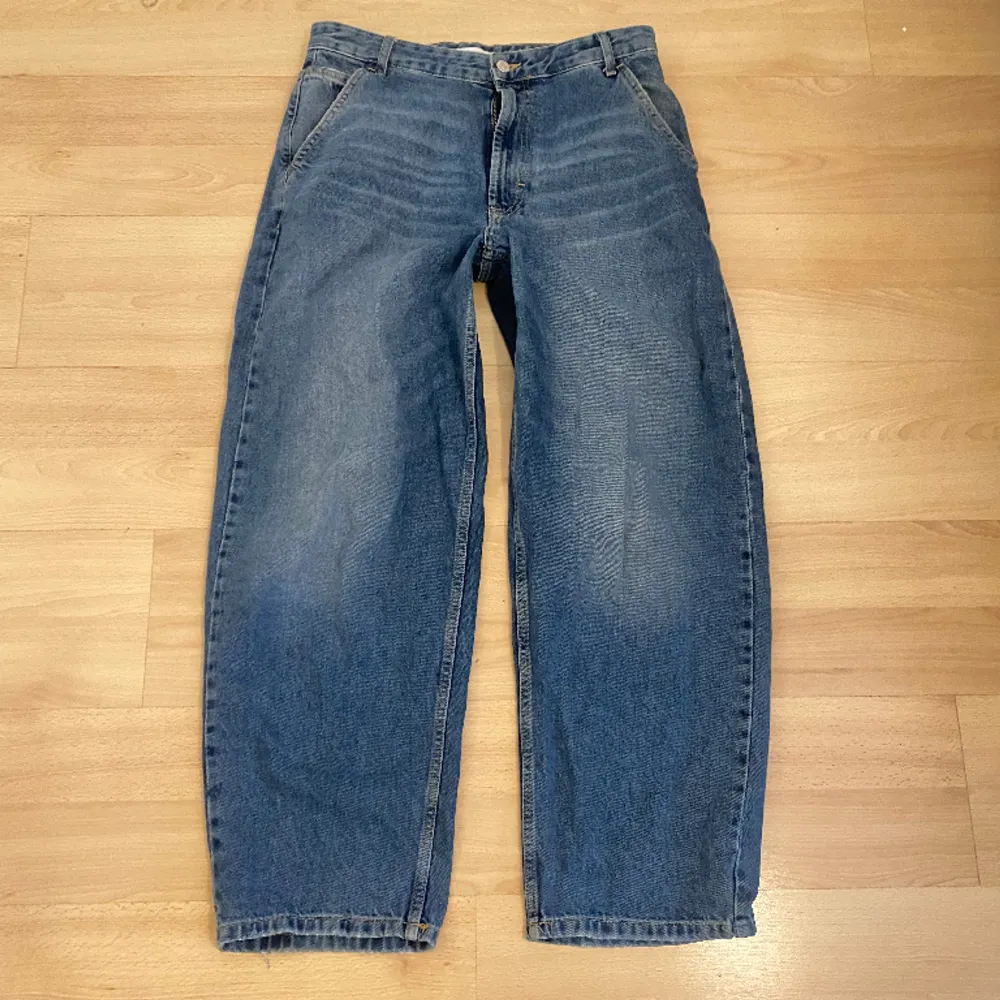 Jätte snygga baggy bershka jeans köpta i frankrike. Modellen heter skater och de är lågmidjade. Skriv för bild!. Jeans & Byxor.
