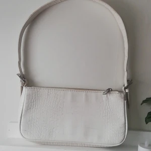 ✨Axelväska✨ - Snygg axelväska från gina tricot den har krokodil mönster på sig den är jätte fin och har inga defekter. Ny pris 300kr mitt pris 30kr+frakt