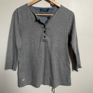 Ralph Lauren tröja  - Jättefin Ralph Lauren tröja med knappar 💞. Står ej storlek men skulle säga M