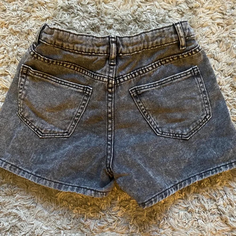 Jeans shorts i fint skick, nästan oanvända. Passar super bra och man kan justera måttet i midjan. Shorts.