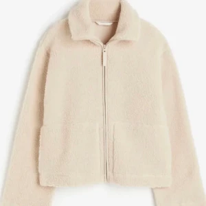 Teddy jacka - Jättefina teddyjackan från hm❤️väldigt bra skick. Köpt för 550kr❤️