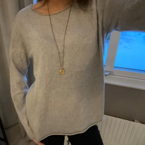 100% kashmir tröja - Säljer min super sköna Kashmirtröja i 100% kashmir. Den är fint oversized på mig med S i vanliga fall. Aldrig använd och inga defekter. 