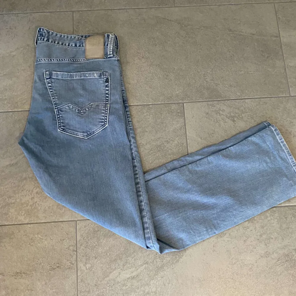 Tjena säljer nu dessa sjukt snygga Replay jeans skicket är 9/10 och storleken är L32 W32 skriv gärna vi frågor och funderingar!👍. Jeans & Byxor.