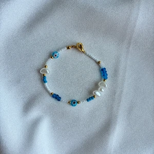 Handgjort armband 🤍 - .