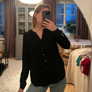 Tunnare skjorta från HM - Storlek 36.