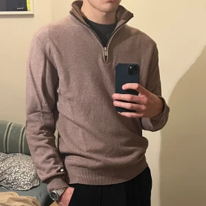 Kashmir zip - Il Forte Del Cashmere - Trendig brun/beige kashmirmix halfzip i storlek S (passar även M). 70% ull 30% Kashmir. Skicket är 8.5/10. Nypris ligger runt 2000kr. Hör av er om ni vill ha fler bilder!